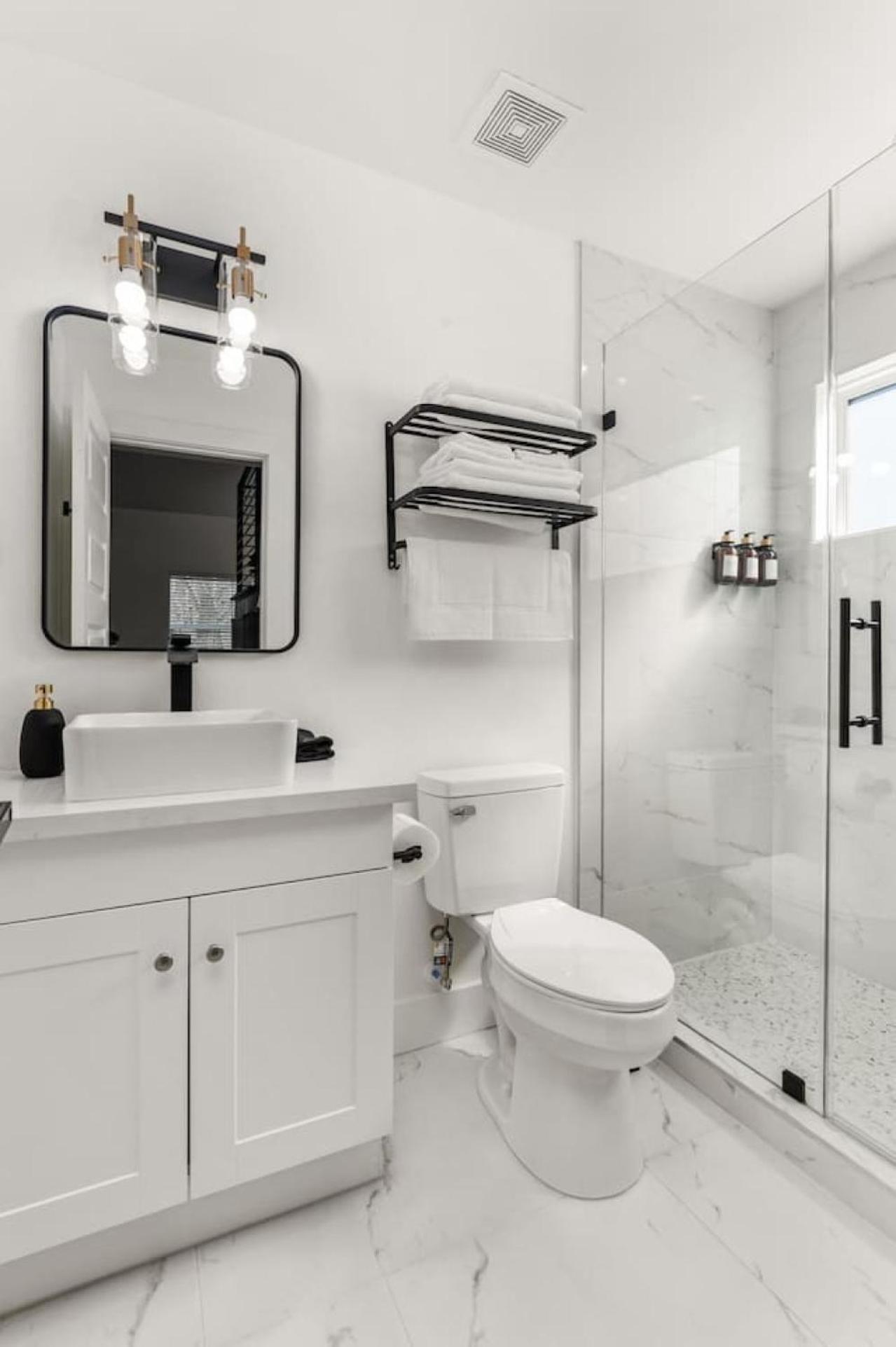 Urban Oasis With Attractions Nearby Holiday home *