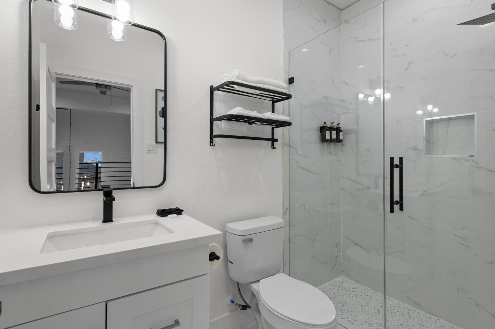 Urban Oasis With Attractions Nearby *